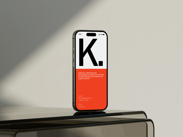 iphone 16 mockup on the table